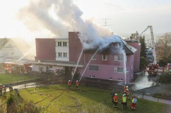 Das altehrwuerdige Hotel Schaanerhof in Schaan hat heute Nachmittag um ca. 14.00 Feuer gefangen. Dank des raschen Eingreifens der Schaaner Feuerwehr und der Vaduzer Stuetzpunktfeuerwehr konnte ein Grossbrand verhindert werden, aufgenommen am Dienstag, 20. November 2018, auf dem Gelaende des Hotel Schaanerhof in Schaan. Foto & Copyright: Eddy Risch.